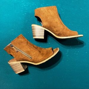 Women’s leather made ankle sandals by “Rocket Dog”, size 8.5 medium